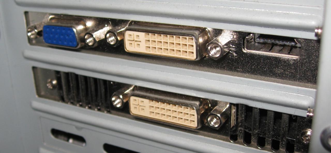 [10/12/2010] Mögliche Anschlussarten: links oben VGA, rechts oben HDMI, die hellen Anschlüsse sind DVI-Ports.