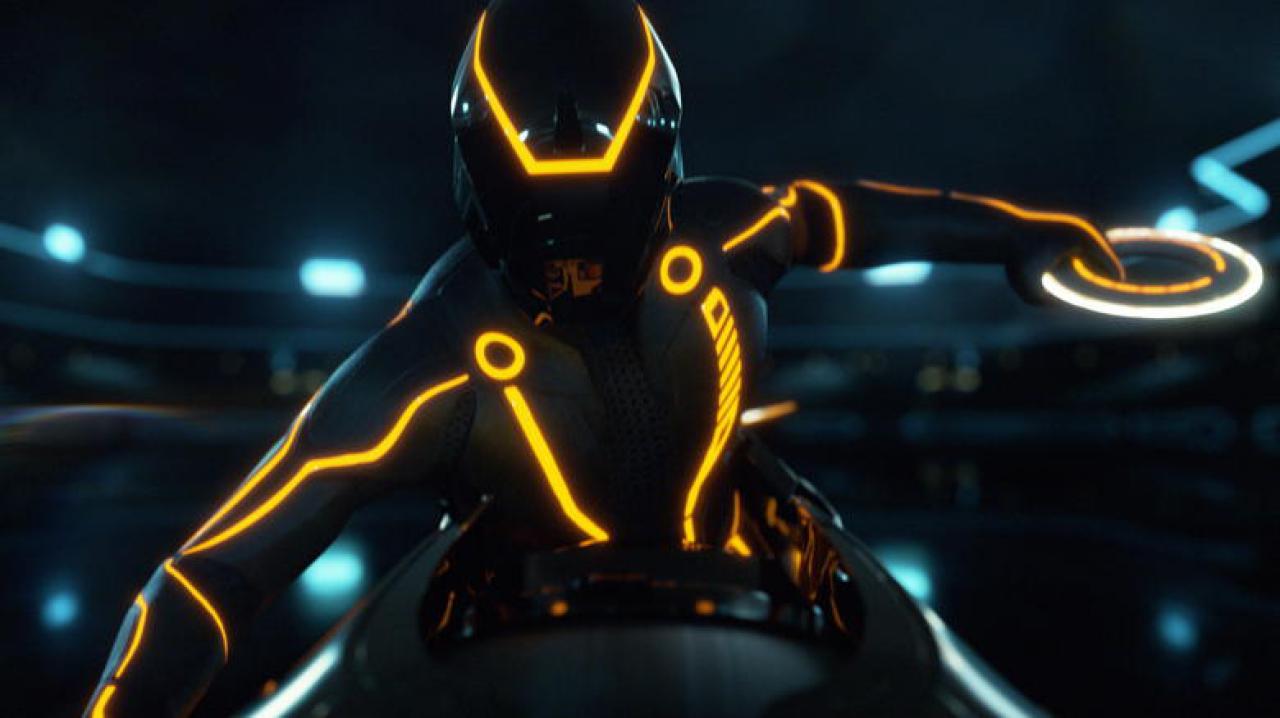[24/01/2011] Neue Trendsportart: Virtual Neon-Frisbee-Battle on Bikes! (funktioniert auch mit einer Kette statt des Frisbees, sieht dabei aber nicht so futuristisch aus)