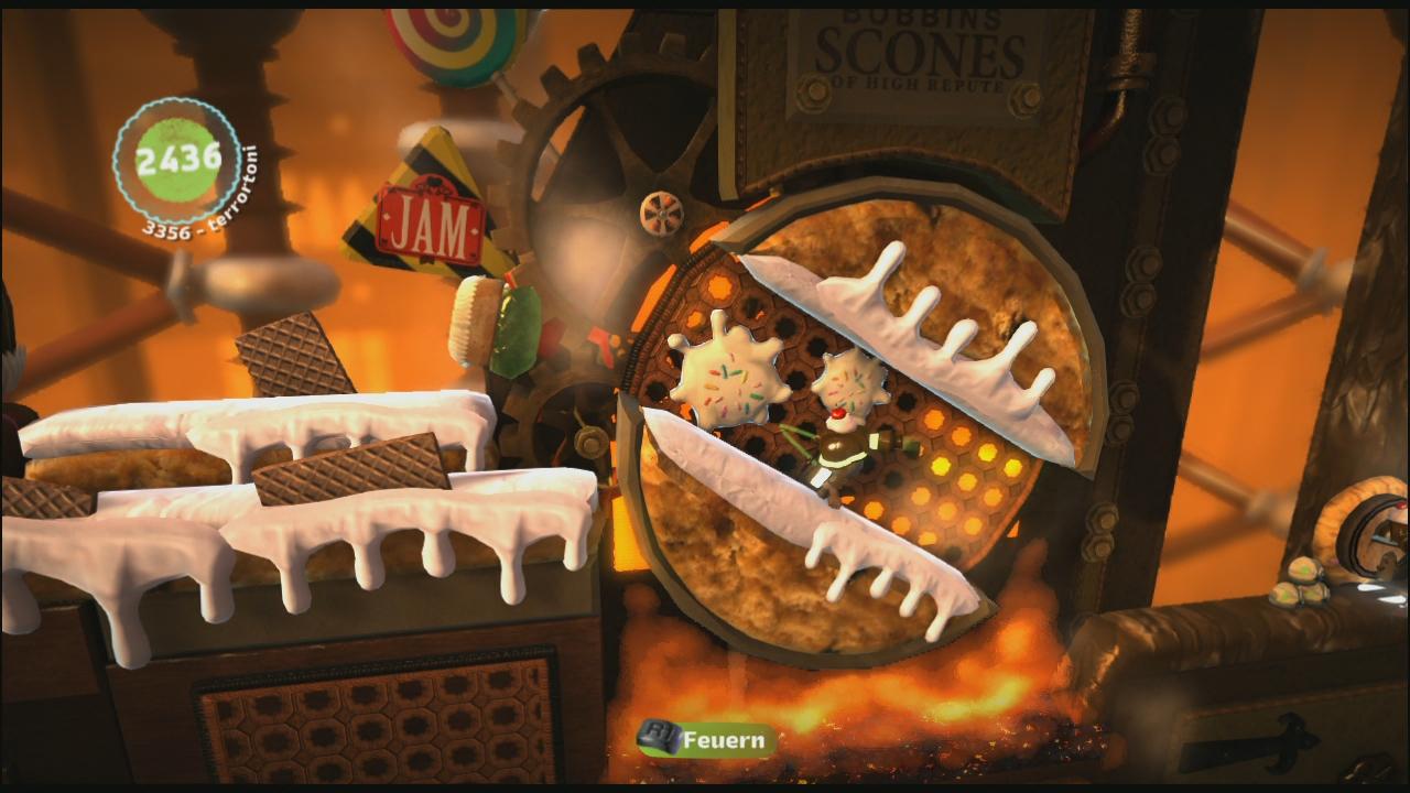 [03/01/2011] Mit dem Sackboy hüpft ihr ebenfalls durch gut gestaltete Level in Little Big Planet. Entweder ihr nehmt die Level anderer Nutzer in Angriff oder erstellt eure Eigenen. Wem das zu viel ist, der dekoriert einfach den Sackboy mit allerlei Dingen, die ihr im Spiel findet.