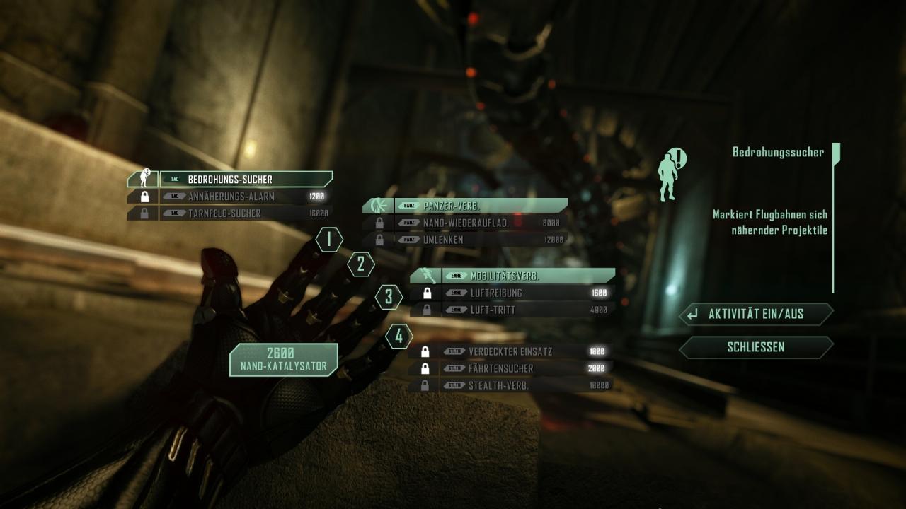 [21/03/2011] Crysis 2: Das jederzeit einblendbare Upgrade-Menü. Besiegte Gegner hinterlassen Nano-Katalysatoren, mit denen man bis zu 12 Upgrades freischalten kann - allerdings stehen nur vier Slots zur Verfügung. 