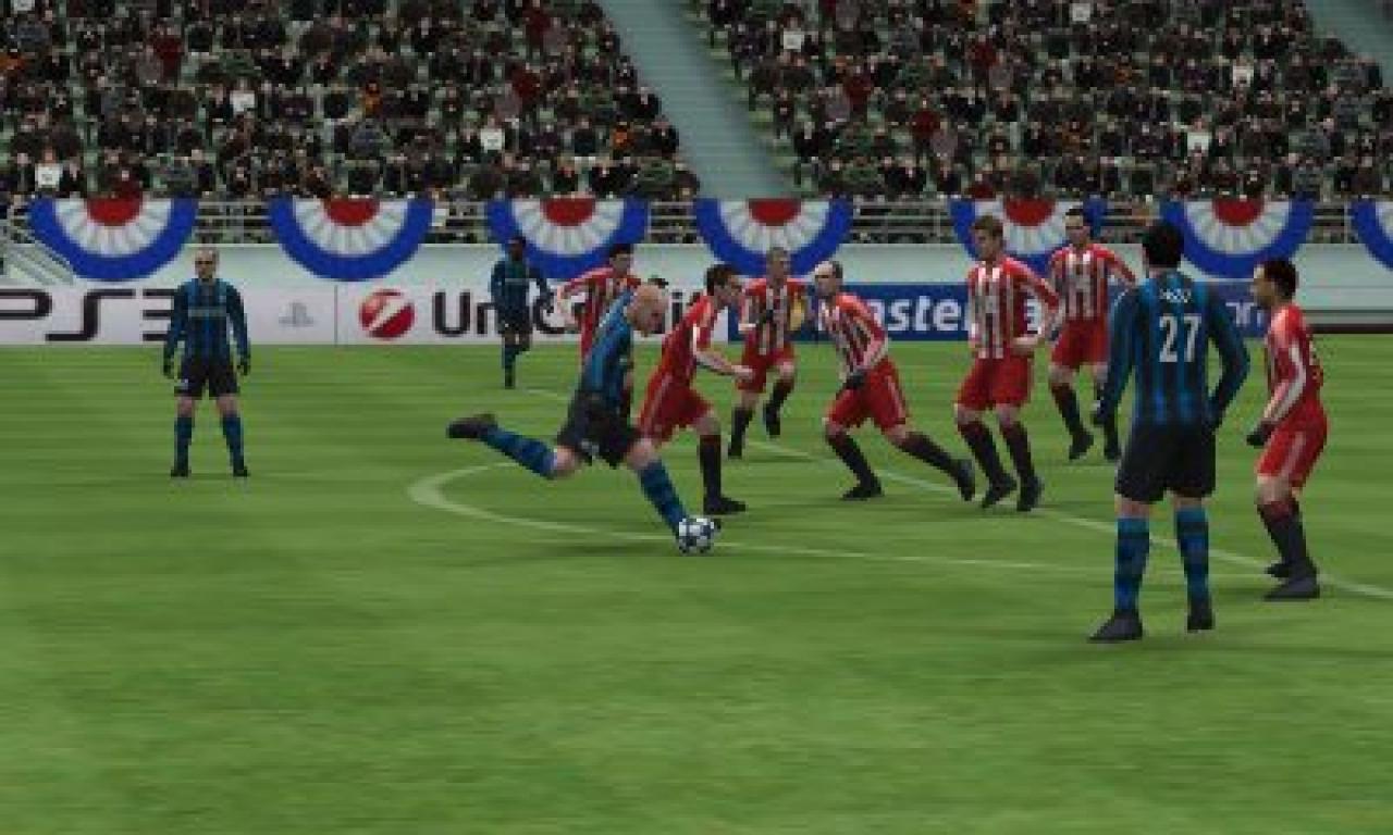 Ein Inter-Spieler mit einem Weitschuss gegen Bayern