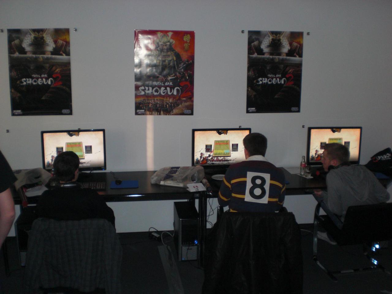 [12/03/2011] Beim Shogun 2 zocken: Robert Nolle, PCG-Teilnehmer (mitte) und Fabian Grimm, PCG-Teilnehmer (rechts)