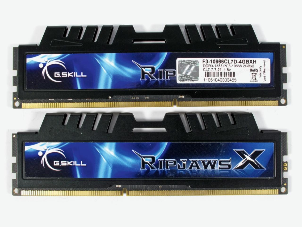 [09/05/2011] Die Kerbe unten am Riegel kann nur passen, wenn der Riegel richtig herum in den Slot eingesetzt wird. In die seitlichen Kerben rasten die Hebel des RAM-Slots ein.