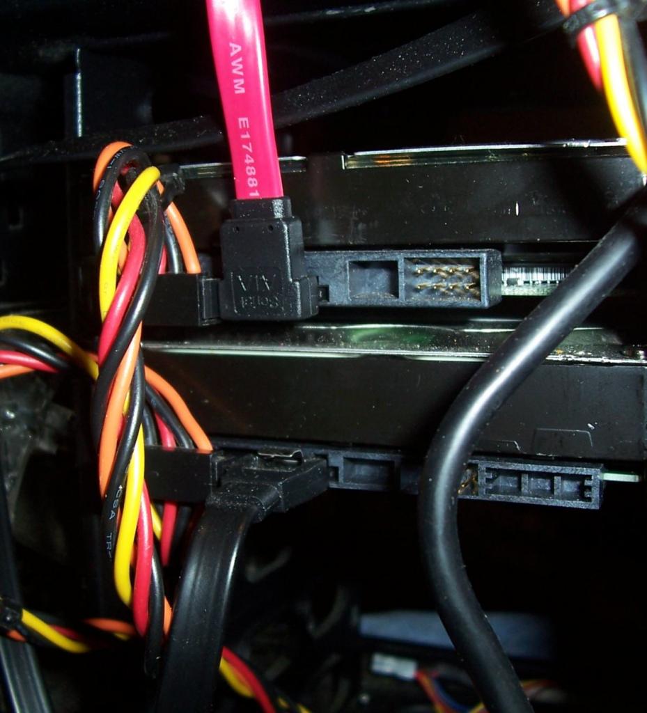 [27/05/2011] Zwei Festplatten von Hinten - links die Stromkabel, in Rot und Schwarz die SATA-Kabel.