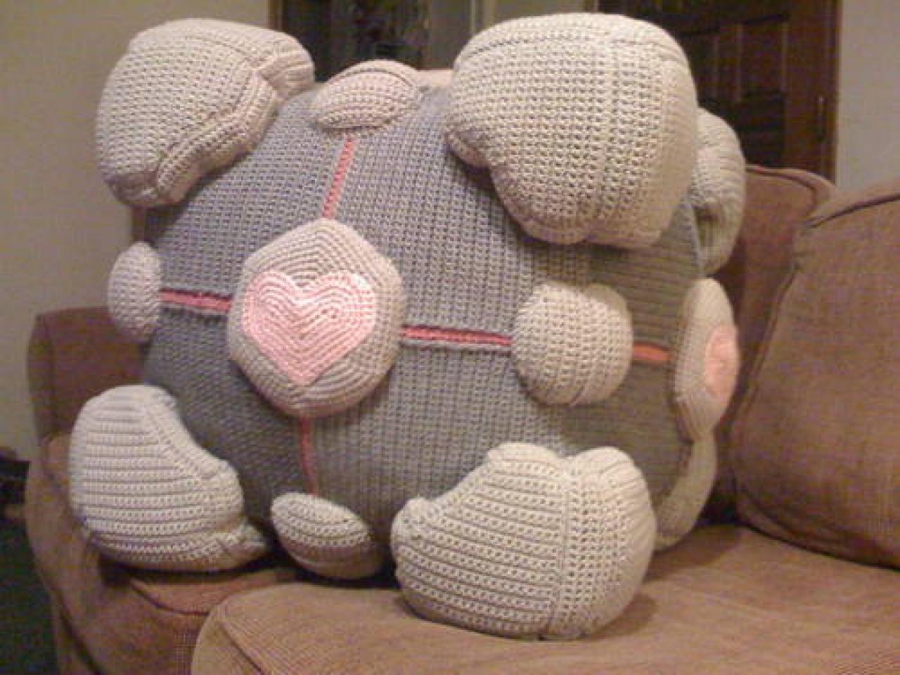 [04/05/2011] Der gestrickte Companion Cubes - Portal 2-Fan ShaanaBanaana hat sich für das Halloween-Fest einen Companion Cubes anfertigt. Der Kubus ist circa 46 Zentimeter groß und damit deutlich größer, als ursprünglich vom Fan beabsichtigt. Arbeitszeit: ein Jahr.