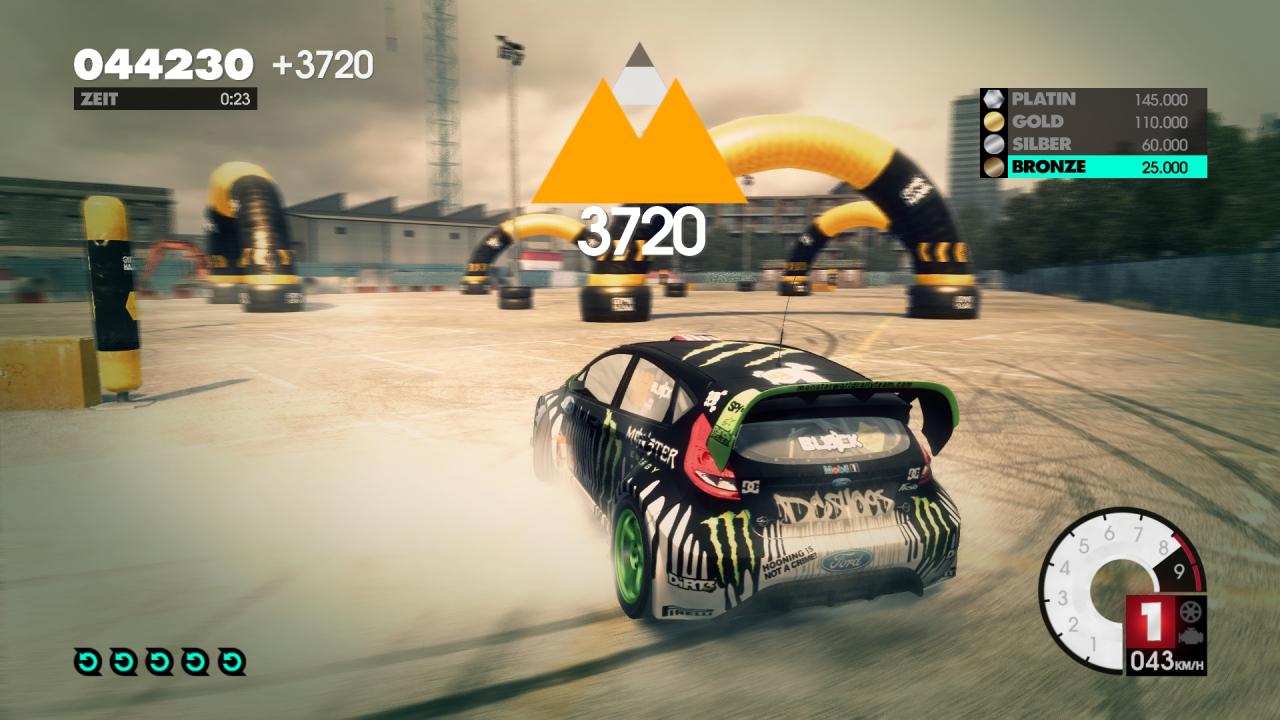 [20/05/2011] Die schwierigen Gymkhana-Tricks wollten uns anfangs so gar nicht gelingen. Doch Geduld und Übung machen sich bezahlt. Bald schon stehen wir Drift-Ikone Ken Block zumindest virtuell in nichts mehr nach und zwirbeln perfekte Donuts auf den Asphalt.