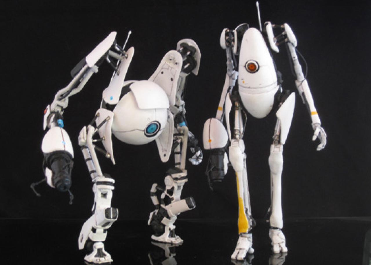 [04/05/2011] Spielfiguren von Atlas und P-Body - Der ehemalige Bildhauer und heutige Spielzeugdesigner Chris Hooton (alias Sabretooth) hat die beiden Stars des Portal 2 Koop-Modus mit viel Liebe zum Detail nachgebaut. 