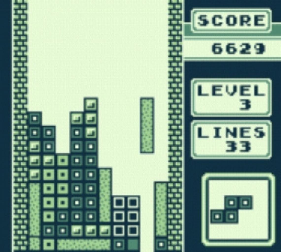 [04/07/2011] Was kann an Tetris so schlimm sein? Verschwindende Steine? Der Bildungswert? Im Grunde eigentlich seine Herkunft: Ein Programmierer der damaligen UdssR hat das Spiel erfunden, durfte es aber zunächst nicht veröffentlichen. Über Ungarn gelangte das Puzzle schließlich in die Hände der Japaner und wurde folglich zu einer Geldmaschine - Geld, das der Sowjetunion gehört haben könnte. Es folgte ein langer Streit um den Gewinn. Tetris hat ganz schön die Gemüter bewegt!