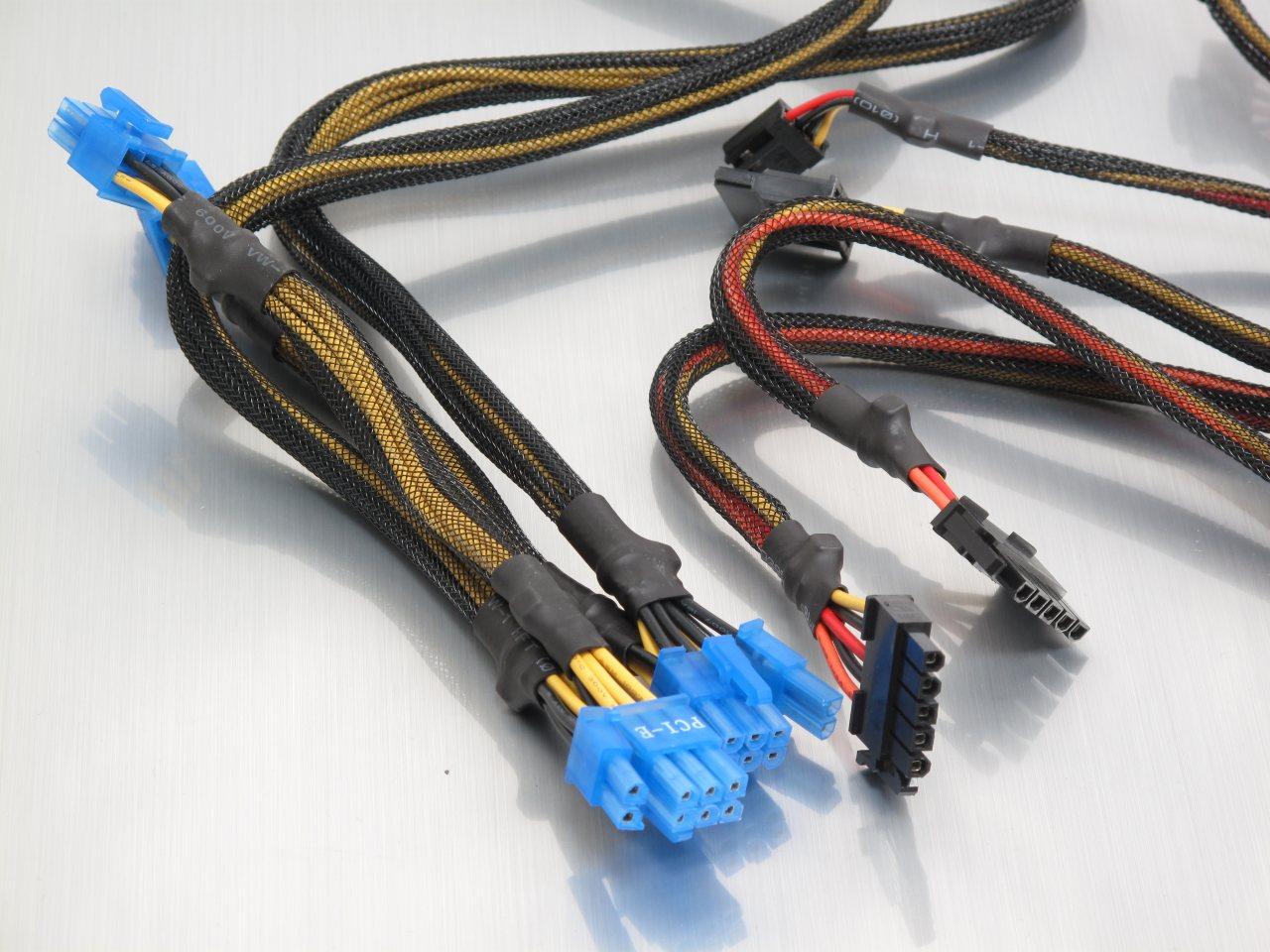 [02/09/2011] Praktisch für optimale Belüftung: die abnehmbaren Kabel eines modularen Netzteiles