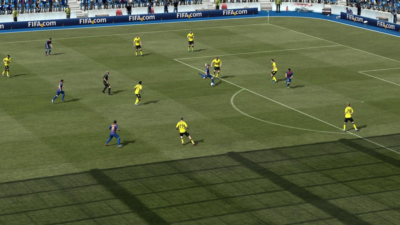 [26/09/2011] FIFA 12: Seit der aktuellen Ausgabe der Fußball-Simulation ist es nicht nur möglich, dass jeder Spieler mit seinem eigenen Team gegen einen anderen Spieler antritt. So können die einzelnen Spieler einer Mannschaft auch von je einem Spieler übernommen werden, so dass ein echtes Mannschaftsgefühl entsteht.