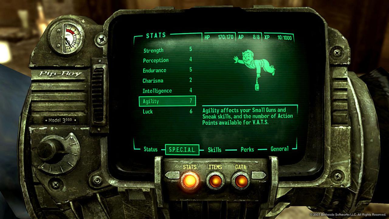 [06/09/2011] Bereits zum Beginn von Fallout 3 bekommt ihr den Pip-Boy 3000 an euer Handgelenkt geschraubt. Der nützliche Helfer zeigt euch eure Vitalwerte und alle Gegegnstände, die ihr bei euch tragt. Zudem fungiert der grüne Helfer noch als Karte.
