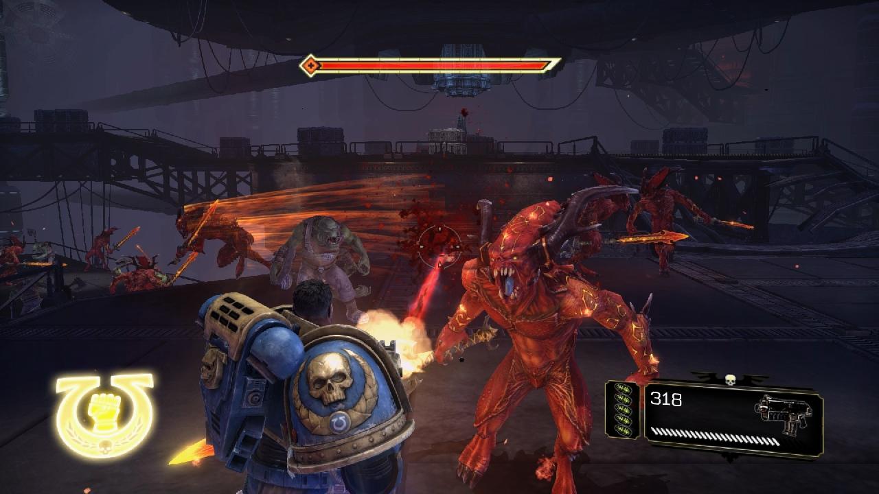 [05/09/2011] Warhammer 40K: Space Marine - Munition ist durchaus knapp bemessen. Glücklicherweise besitzt ihr verschiedene Nahkampfwaffen, damit ihr euch die Angreifer vom Hals halten könnt. 