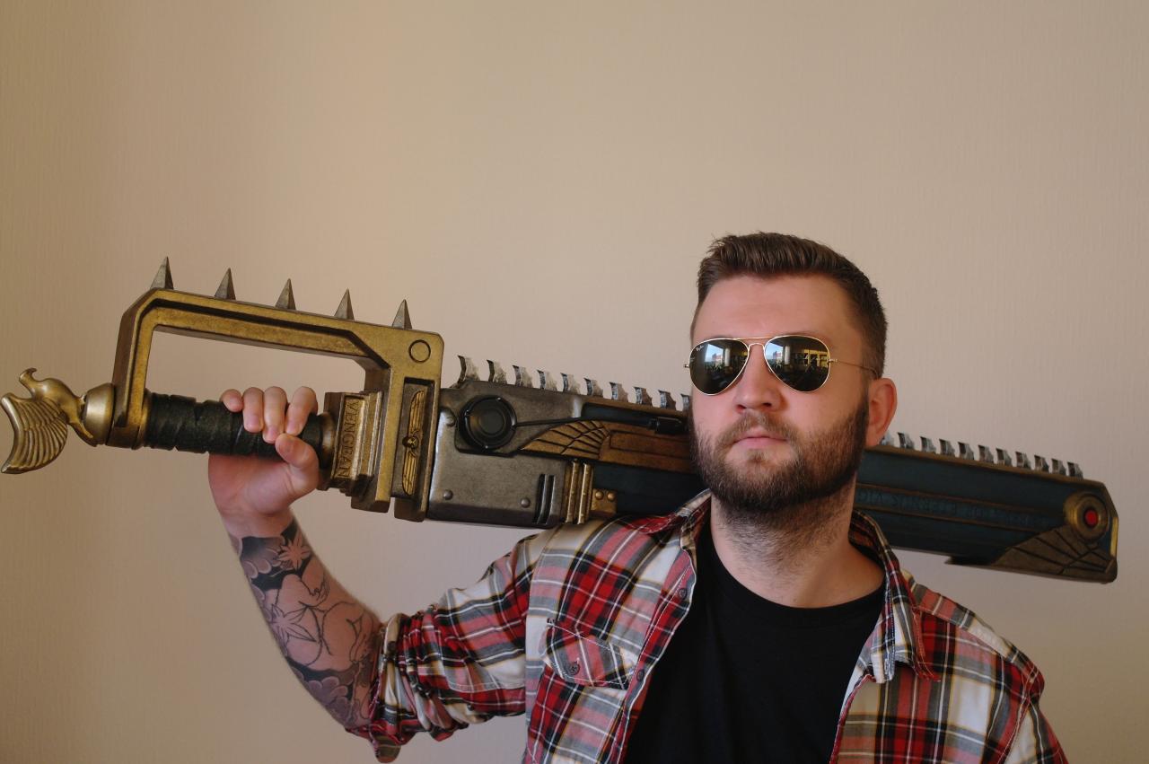 [22/09/2011] Das ist der glückliche Gewinner des Warhammer 40k-Kettensägenschwerts! Viel Spaß damit!