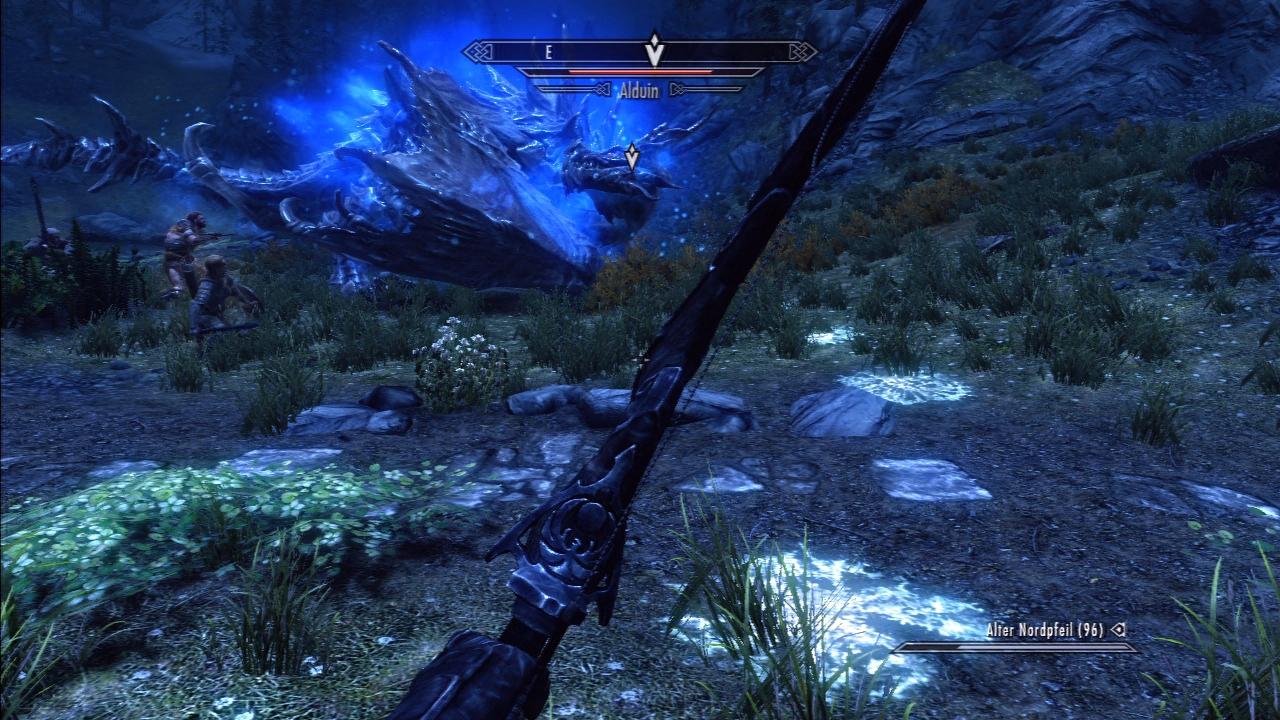 [15/11/2011] Erneut gilt es, Alduin mit Drachenfall am Boden zu halten - die Wirkung sehen wir am blauen Leuchten. So ist er für unsere Begleiter ein gutes Ziel und auch wir können in aller Ruhe zuschlagen oder anderweitig für Schaden sorgen.