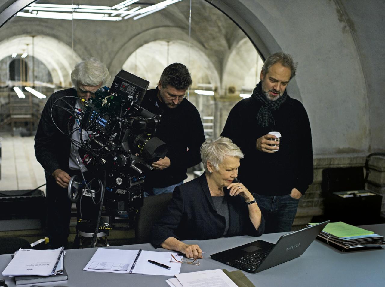 [21/02/2012] Szenen von den Dreharbeiten: Judi Dench alias M muss nur noch kurz die Welt retten - und zuvor 148 Mails checken.