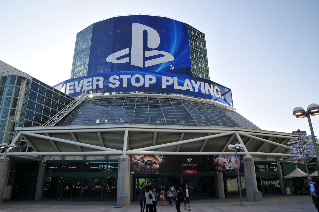 [04/06/2012] Die Geburt der E3 - Die bis heute wichtigste Spiele-Messe der Welt wurde 1995 ins Leben gerufen und ist bis heute Anlaufstelle für Entwickler aus jedem Teil der Erde, um ihre neuesten Projekte aus der Welt der Videospiele zu präsentieren. Zuvor präsentierten Spiele-Entwickler ihre Titel auf Messen wie der Consumer Electronics Show und der European Computer Trade Show. Anders als andere Spiele-Messen ins die E3 nur Fachjournalisten und Branchen-Angehörigen vorenthalten. Die größten Ankündigungen gibt es seit mehr als 20 Jahren aus Los Angeles.