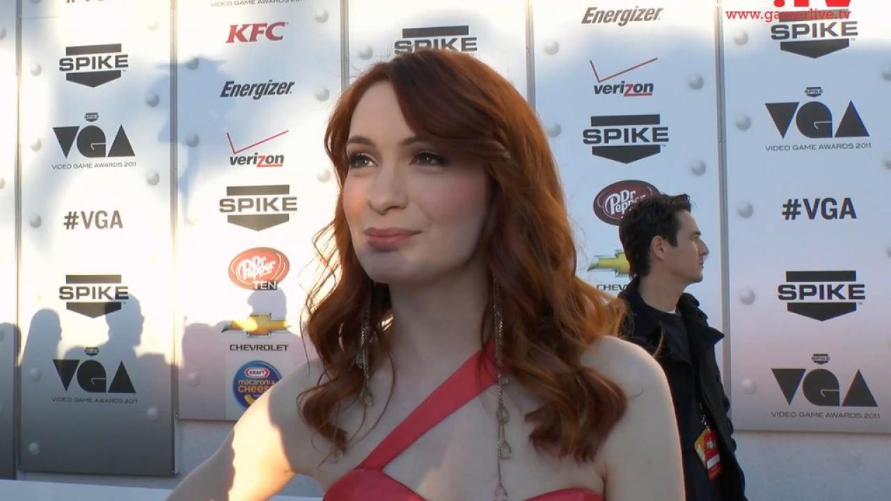 [05/07/2012] Felicia Day zockt (offenbar) gerne... Dragon Age! Eigentlich zockt Felicia kaum Videospiele, stattdessen arbeitet sie lieber an ihrer Online-Serie The Guild, die das Leben einer Computerspiel-Gilde behandelt. Doch die rothaarige Schauspielerin hat schon einmal an Dragon Age Hand angelegt, wie ein Video beweist. 