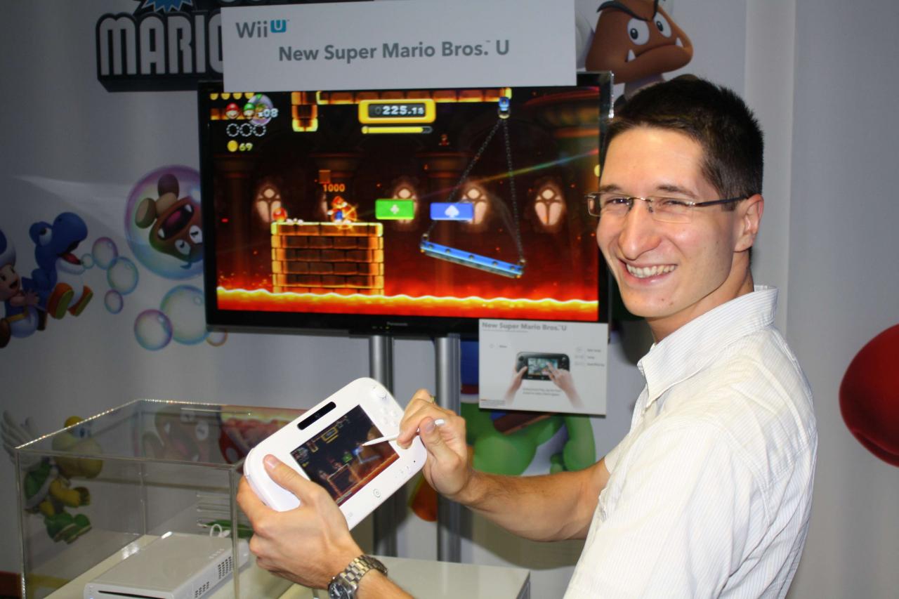 [19/09/2012] N-ZONE-Kollege Christoph Kraus bei einer Test-Session mit dem Wii U GamePad. Mittels Stylus darf der fünfte Spieler die anderen mit virtuellen Plattformen unterstützen.