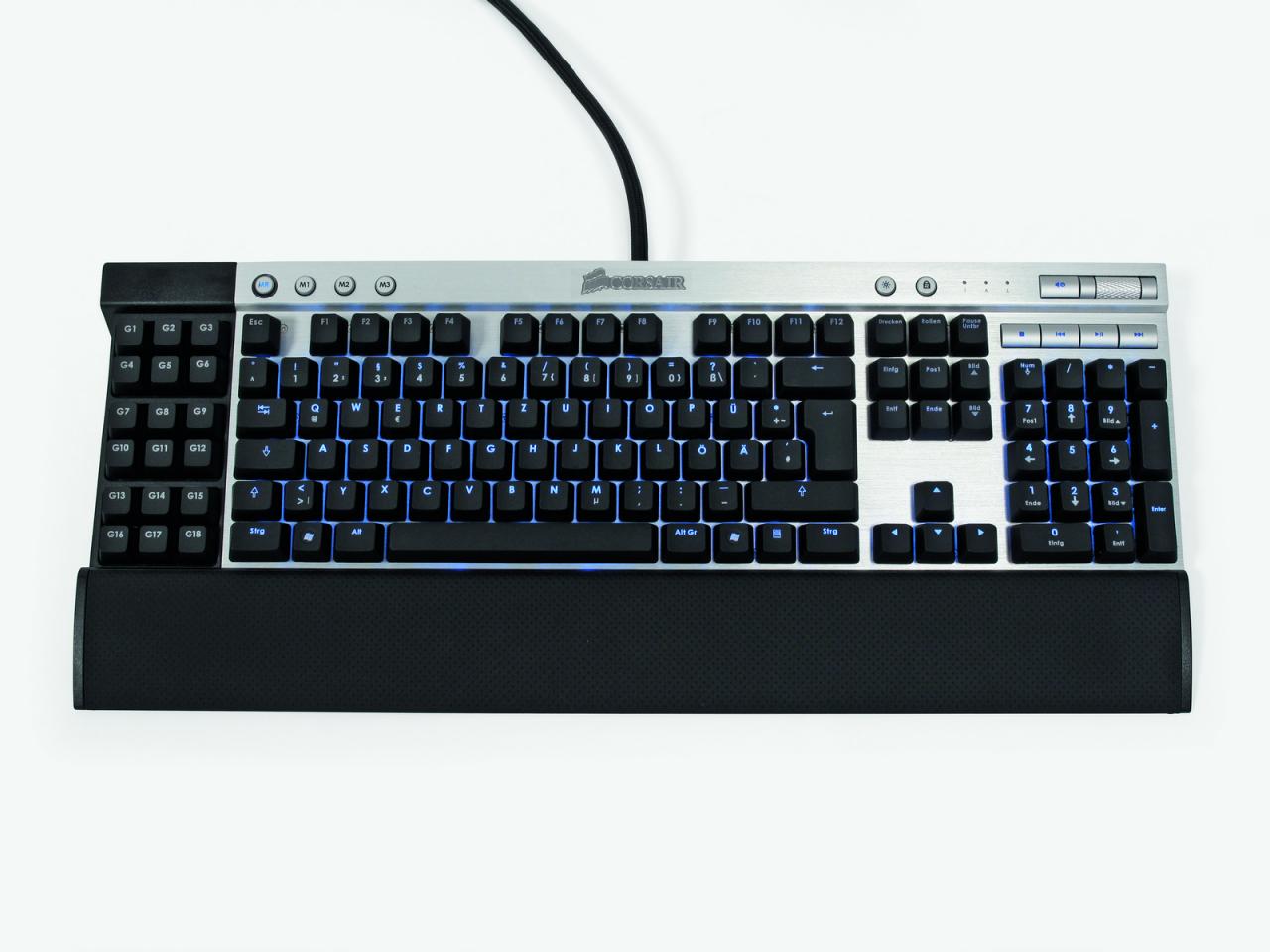 [18/10/2012] Mechanische Tastaturen sind wieder in, aber nicht Jedermanns Sache - hier eine Corsair K90