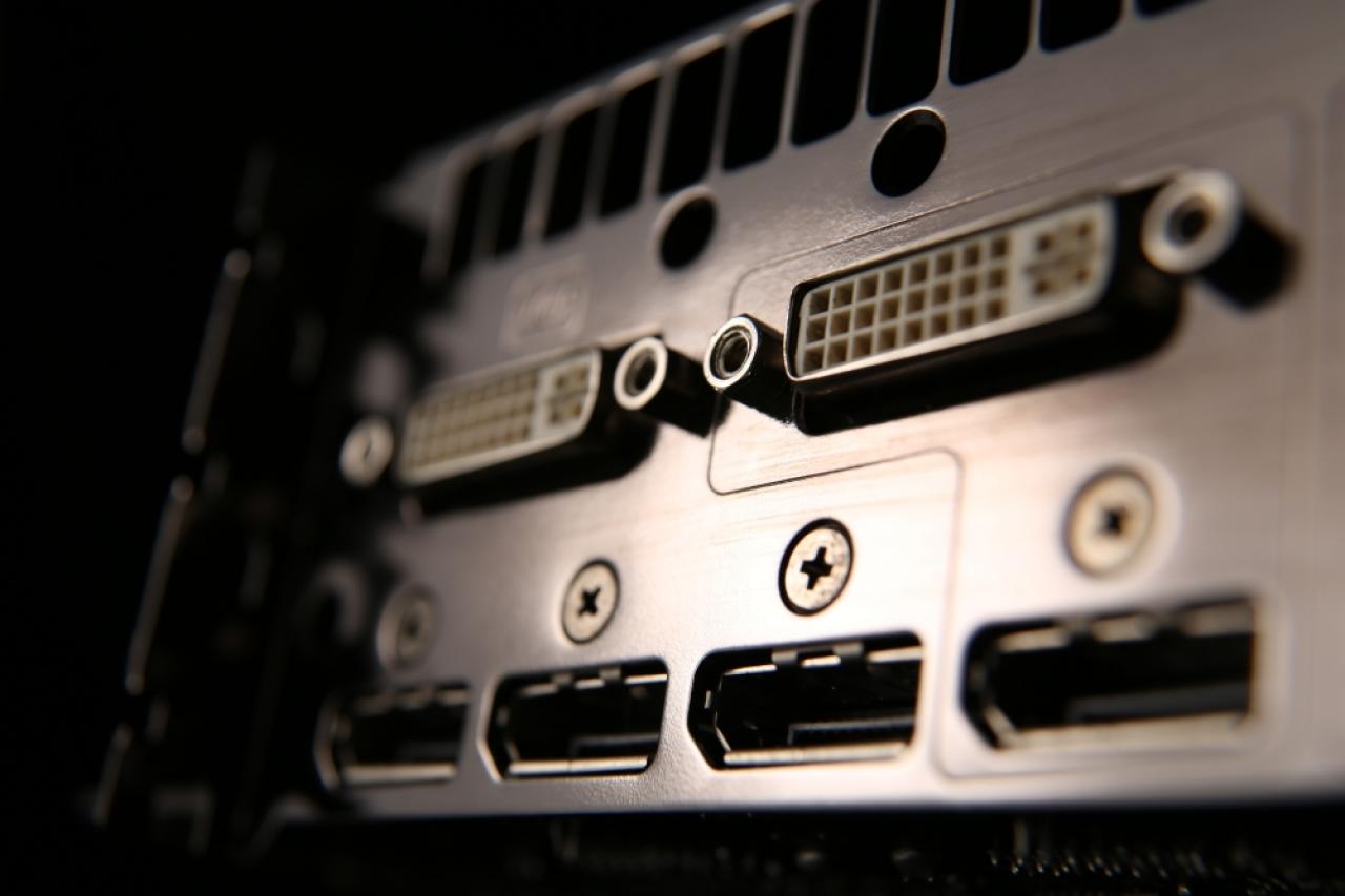 [10/10/2012] Oben zwei Mal DVI, unten vier Mal HDMI - bei einer Grafikkarte