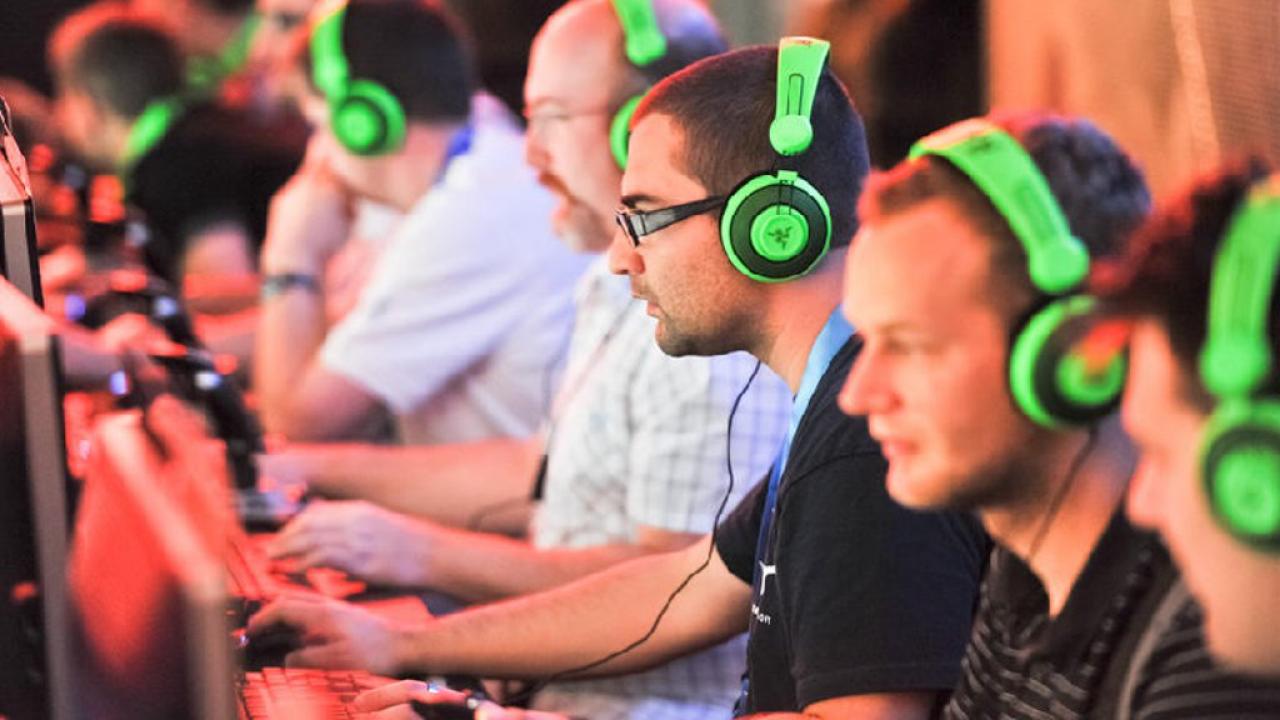 [10/10/2012] VoIP - Die Battlefield-Communty beklagte sich über das Fehlen einer im Spiel integrierten VoIP-Unterstützung in der PC-Umsetzung. Fans mussten zur Kommunikation auf alternative Programme, beispielsweise Teamspeak, ausweichen. Dieses Manko sollte DICE in Battlefield 4 umgehend aus der Welt schaffen. 