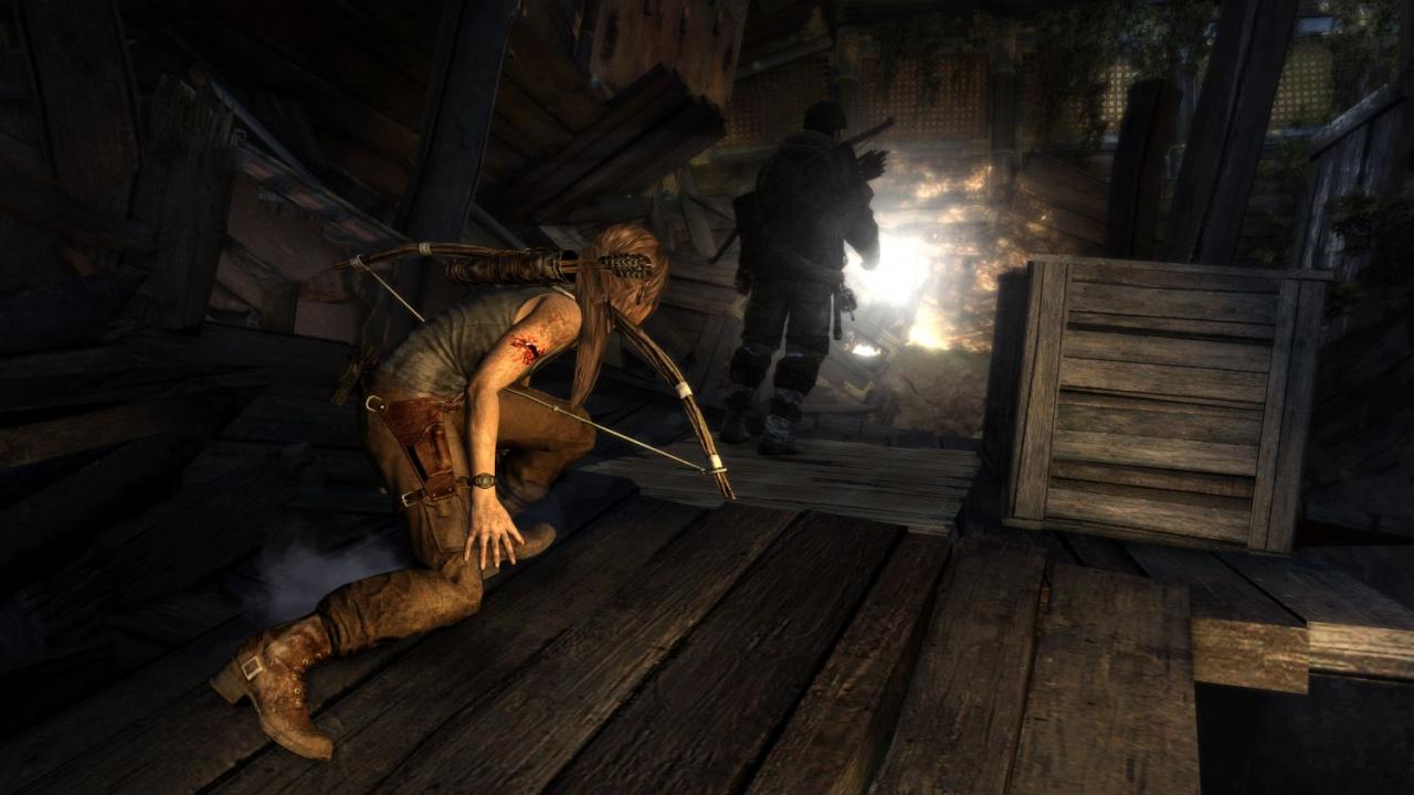 [04/12/2012] Tomb Raider gespielt - Lara Croft schaltet lautlos einen Feind aus.