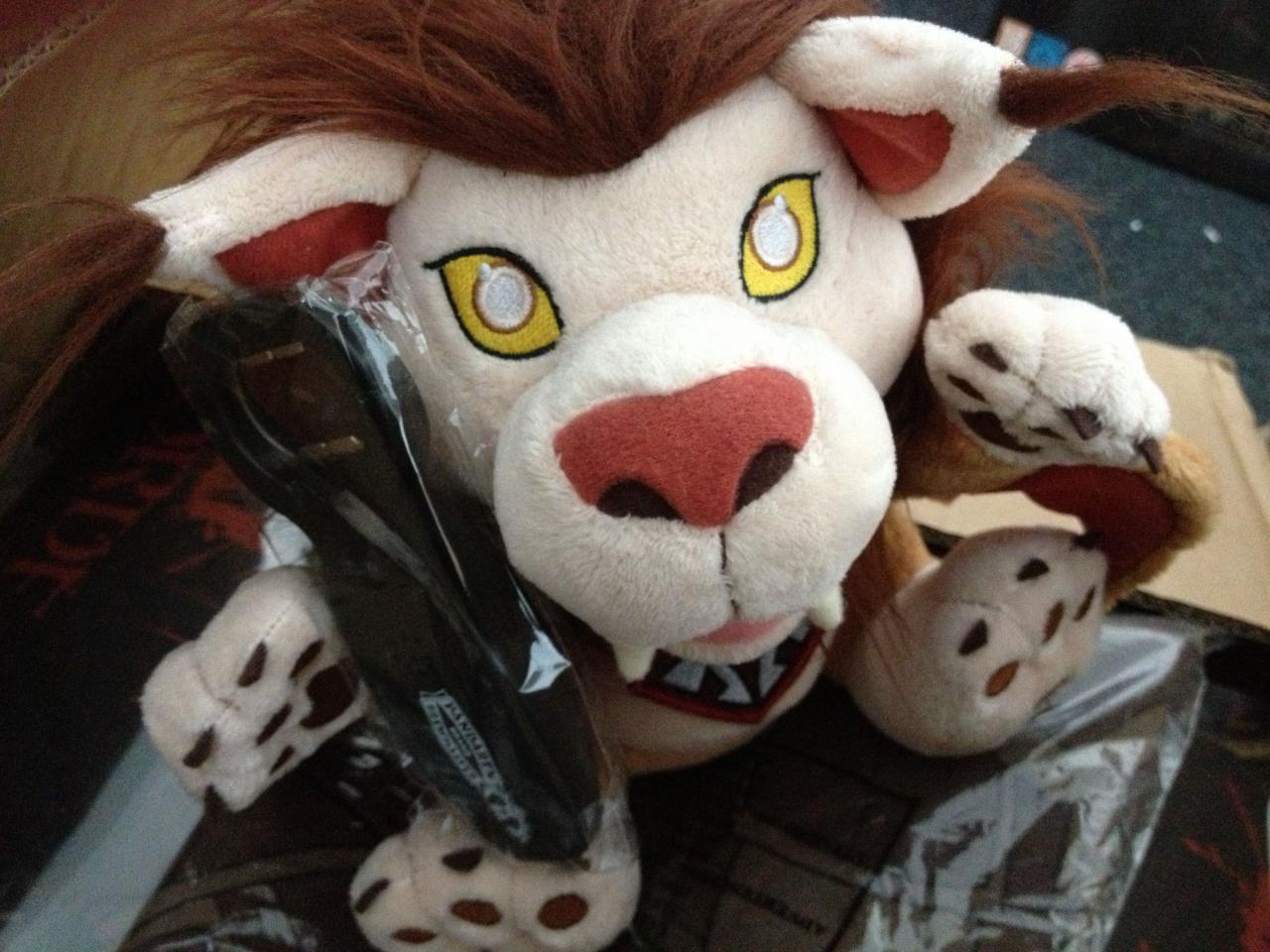 [11/02/2013] Der kleine Racker hat sich am nächsten Paket zu schaffen gemacht und einen sprechenden Flaschenöffner der Pandaren-Braumeister gefunden.