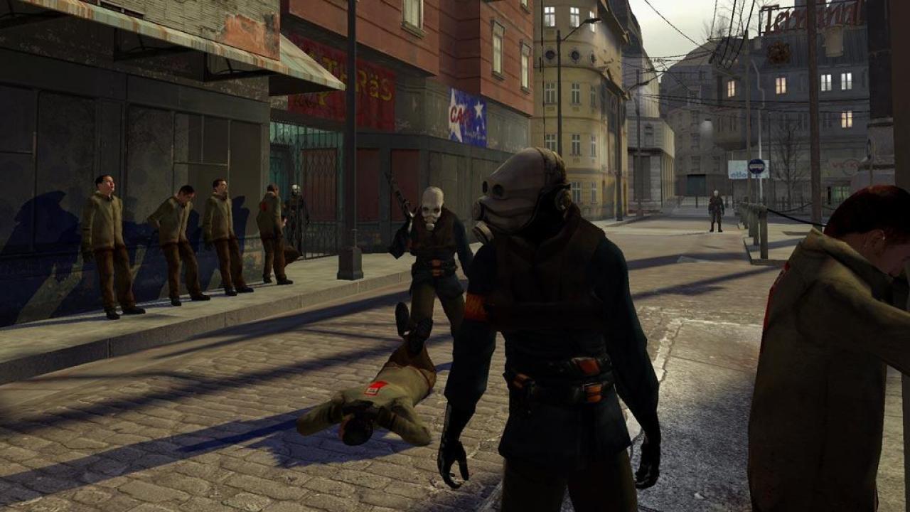 [27/02/2013] Half-Life 2 fiel dem Angriff eines deutschen Hackers zum Opfer, der den Code des Spiel veröffentlichte. Dadurch war das Entwickler-Team zwischenzeitig derart demotiviert, dass die Entwicklung nur schleppend voran ging. Valves Gabe Newell wollte den Hacker reinlegen, indem er ihm einen Job versprach und am Flughafen vom FBI festnehmen lassen wollte. Die deutschen Behörden waren jedoch schneller. 