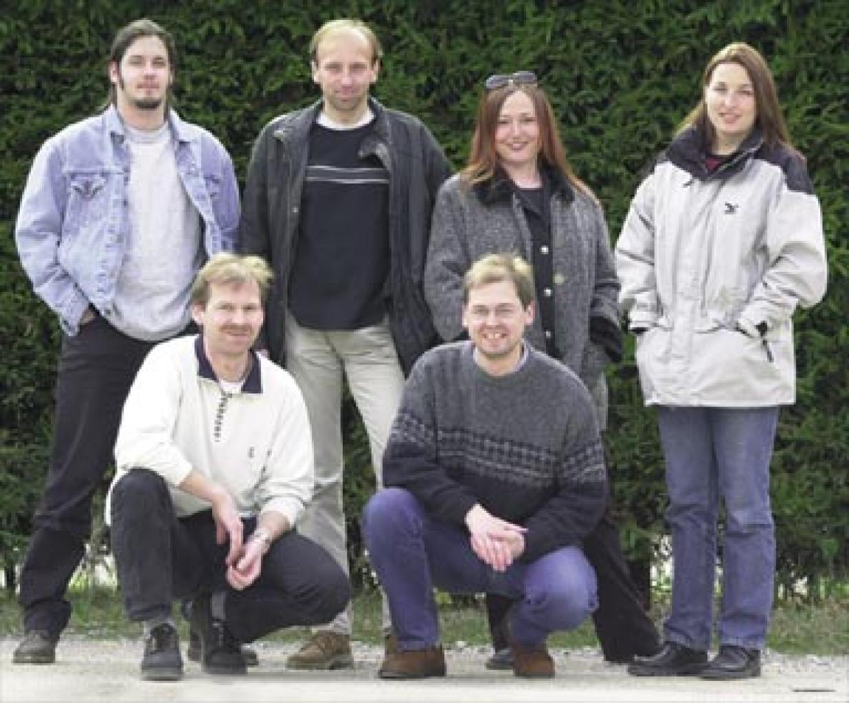 [28/03/2013] Das Team von Max Design während der Entwicklung von Anno 1503 (im Vordergrund Albert und Martin Lasser) und unser Gesprächspartner Wilfried Reiter (hintere Reihe, zweiter von links)