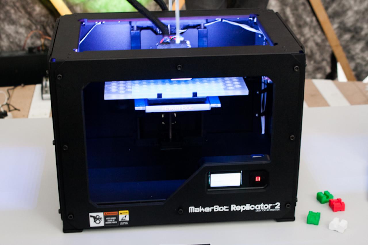 [05/03/2013] Der Maker Bot Replikator 2 druckt Kunststoff-Gegenstände