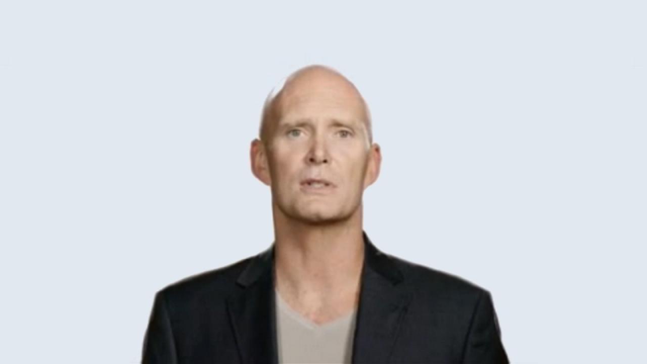[10/04/2013] David Bateson ist die eindringliche Stimme von Agent 47, dem kaltblütigen Auftragskiller der Hitman-Reihe und hätte glatt die Rolle in der Verfilmung spielen können. Denn äußerlich ähnelt der südafrikanische Schauspieler dem Auftragsmörder sehr stark. Mehr als Timothy Olyphant.
