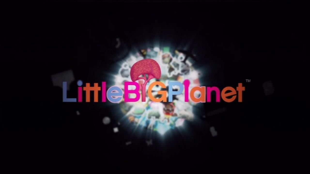 [29/04/2013] LittleBigPlanet hat eines der liebevollsten Intros der Videospielgeschichte. Es beginnt mit Szenen realer Menschen, die mit ihren Träumen den Little Big Planet erschaffen. Im Tutorial folgen wir dann der wohlklingenden Stimme des Sprechers. Untermalt wird das Ganze von beruhigender Musik. 