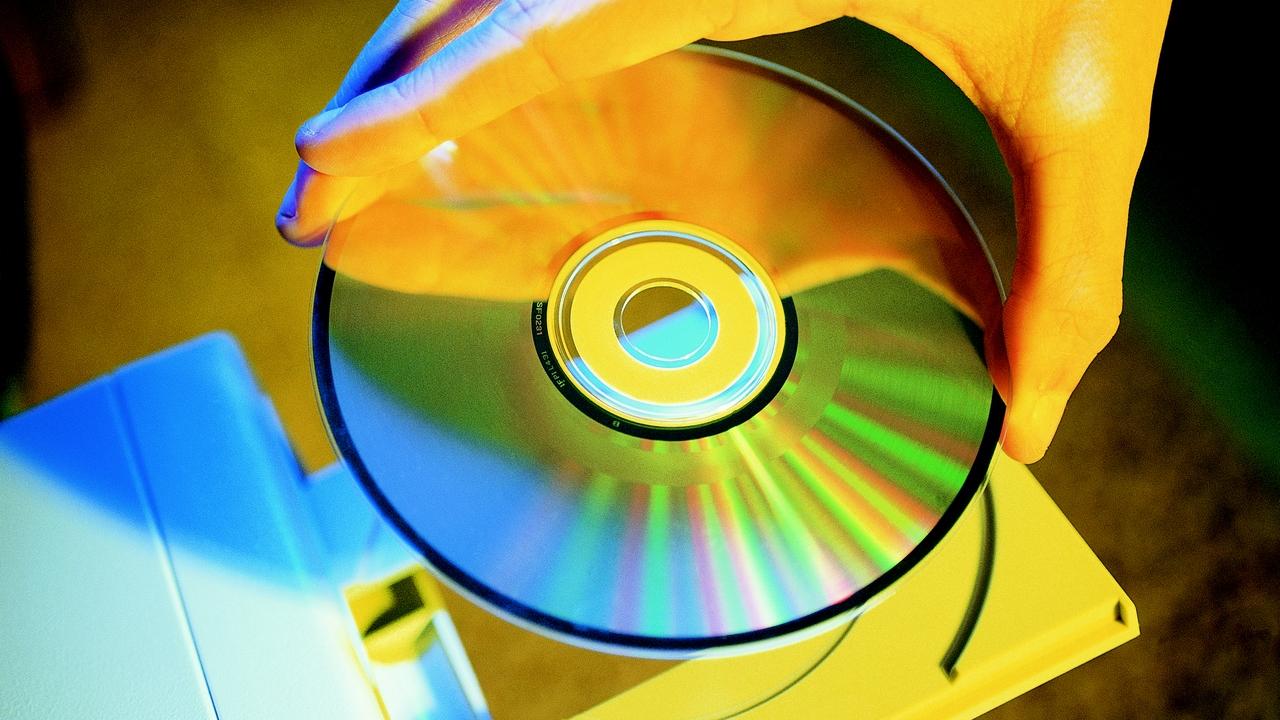 [22/05/2013] Die CD-Rom vertrieb die sperrigen Cartridges vom Markt. Mit der Sony PlayStation wurde dieses Speichermedium zur damaligen Nummer Eins. Sie war kompakt und bot viel Speicherplatz für hochwertige Inhalte.