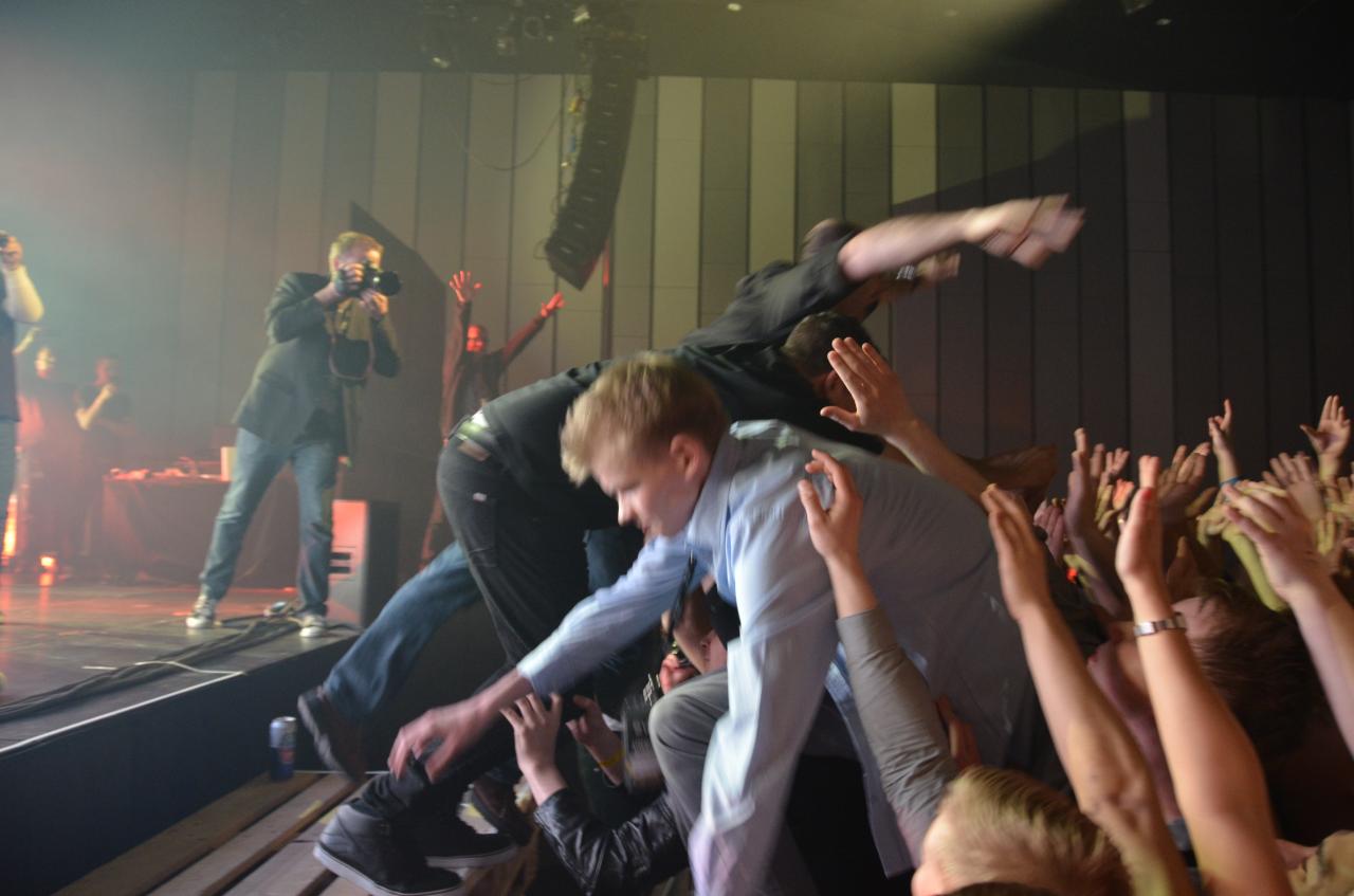 [03/05/2013] Jon Lander verlässt dieses Jahr das EVE-Team und fängt in einer neuen Mobile-Abteilung an. Zum Abschied gibt es einen Stagedive mit Dutzenden begeisterten Fans. Auch CEO Hilmar eilt herbei, um den beliebten Mitarbeiter zu tragen. (1)