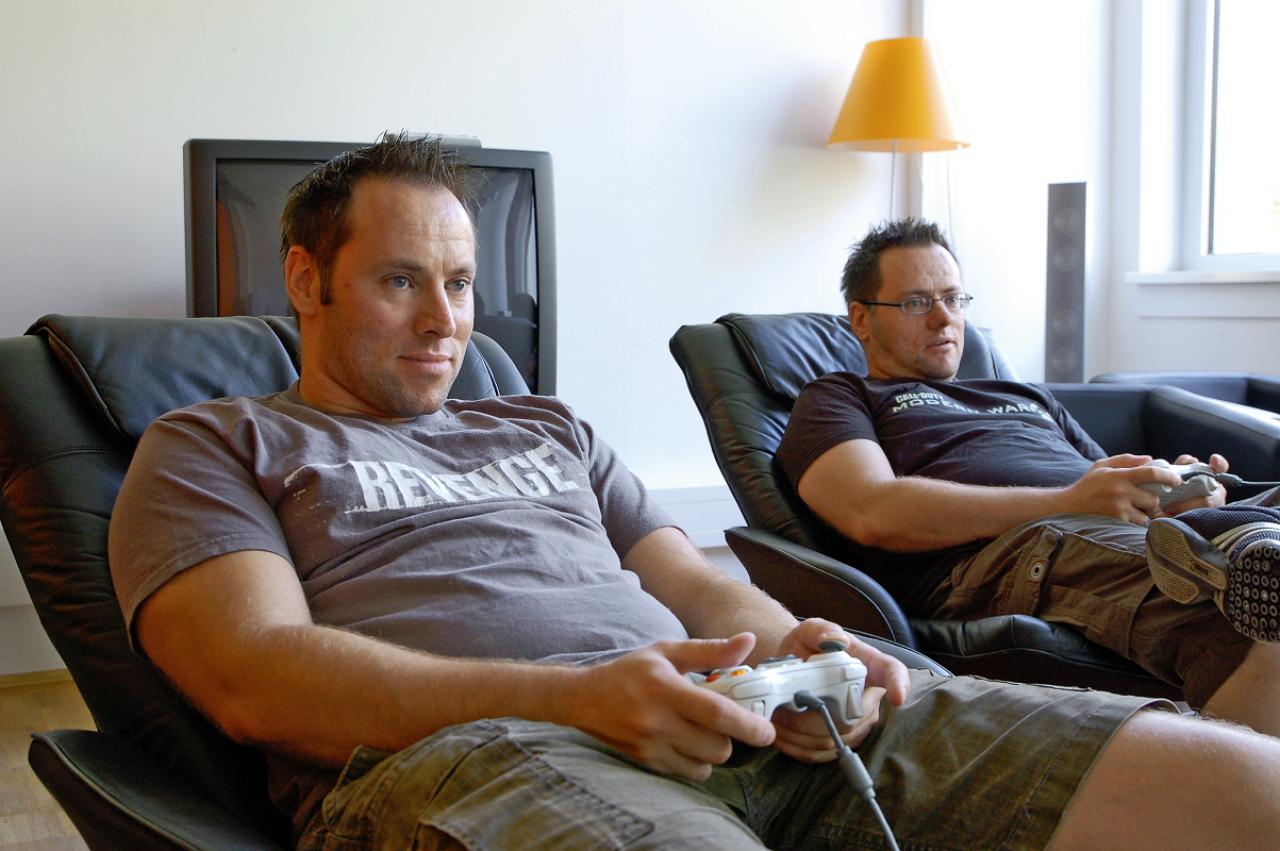 [08/05/2013] Es ist sozial - Das Klischee vom Kellerkind mit fettigen Haaren ist Blödsinn. Früher hat man sich mit Freunden um den Atari 2600 oder C64 gedrängt. Und heute ist das alles noch so viel einfacher. Dank Headset und Internetanschluss könnt ihr jederzeit mit euren Kumpels zocken, labern, rumblödeln und Spaß haben. 