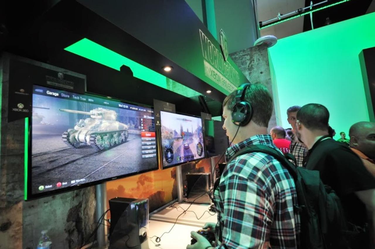 [12/06/2013] Und natürlich: Videospiele zocken! Deswegen seid ihr schließlich dort. Wir empfehlen euch jedoch, vorab einen Plan aufzustellen, was ihr unbedingt sehen wollt. Sortiert es nach Priorität. Ihr werdet vermutlich nicht die Zeit haben, alles sehen zu können. Am überfüllten Samstag und Sonntag schon gar nicht.