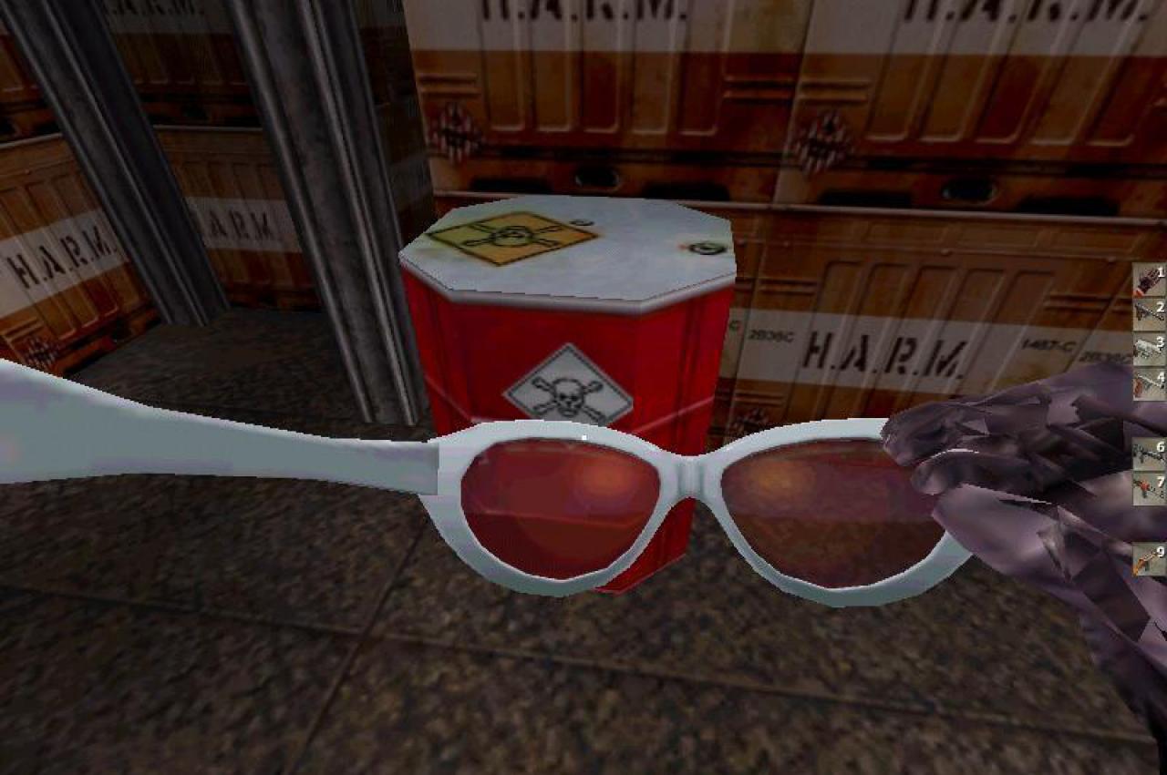[28/06/2013] Als Geheimagentin ist Kate Archer in No One Lives Forever natürlich mit dem Üblichen Spielzeug aus der Forschungsabteilung ausgestattet. Da ist eine Sonnenbrille mit eingebautem Infrarotscanner Minendetektor und integrierter Fotokamera nichts Besonderes.