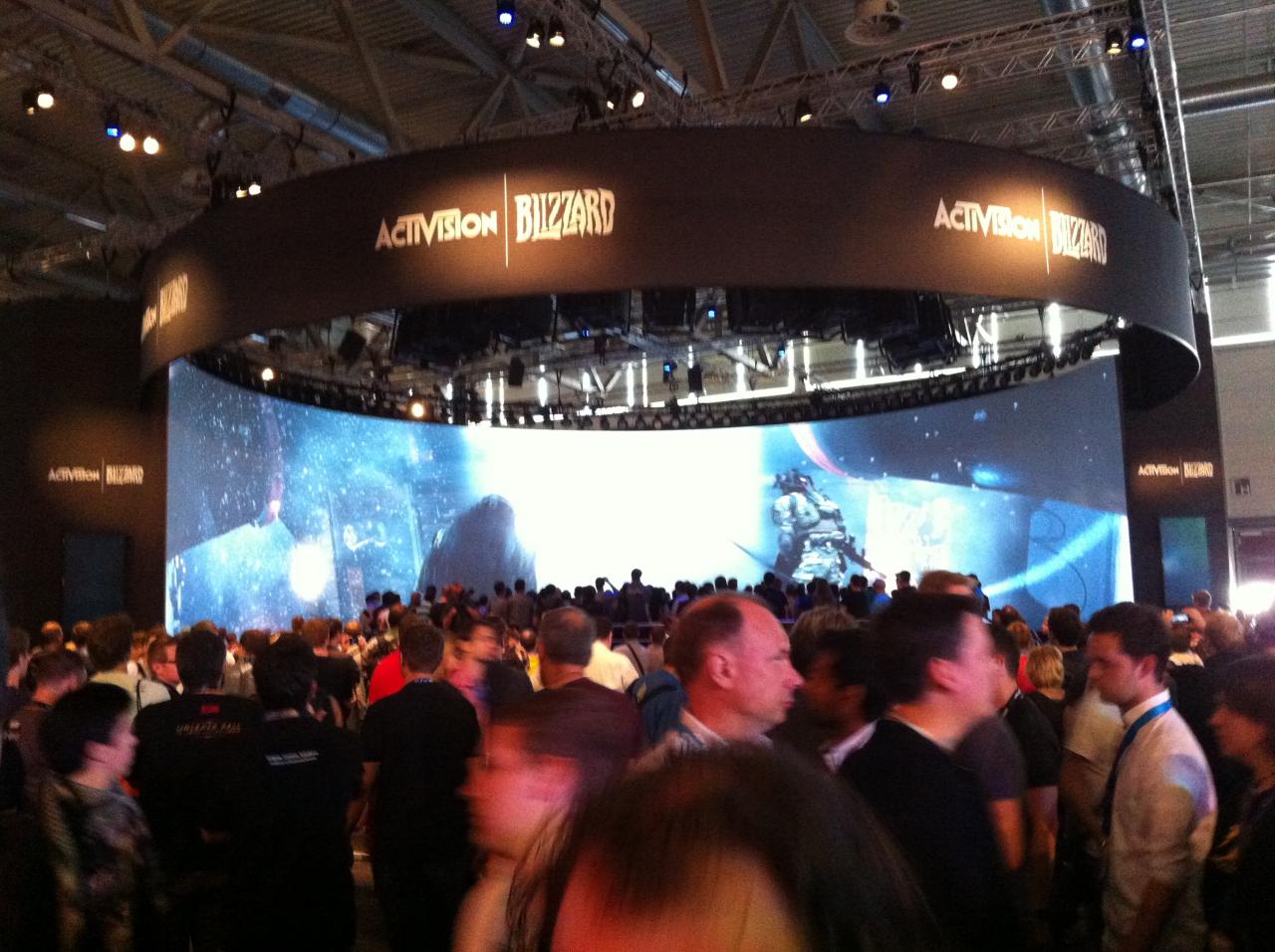 [26/08/2013] 190 Grad und es wird noch heißer, mach den Beat nie wieder leiser: Auf dem Activision-Stand war diese XXL-Trailer-Leinwand eine der Hauptattraktionen.