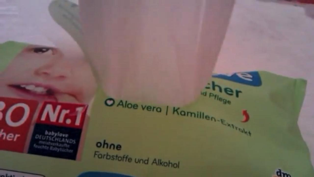 [14/08/2013] Feuchttücher - Tausende Menschen tummeln sich auf der Gamescom und wir versprechen euch, dass sich nicht jeder davon nach dem Gang zur Toilette die Hände wäscht.Tut euch und anderen einen gefallen und wischt euch nach dem Zocken die Hände ab. Solltet ihr ein Virtual-Reality-Headset aufsetzen, befreit dessen Ränder vorher von Keimen, bevor ihr euer Gesicht reindrückt. Die sogenannte Con-Flu bricht sicherlich auch in diesem Jahr wieder aus...
