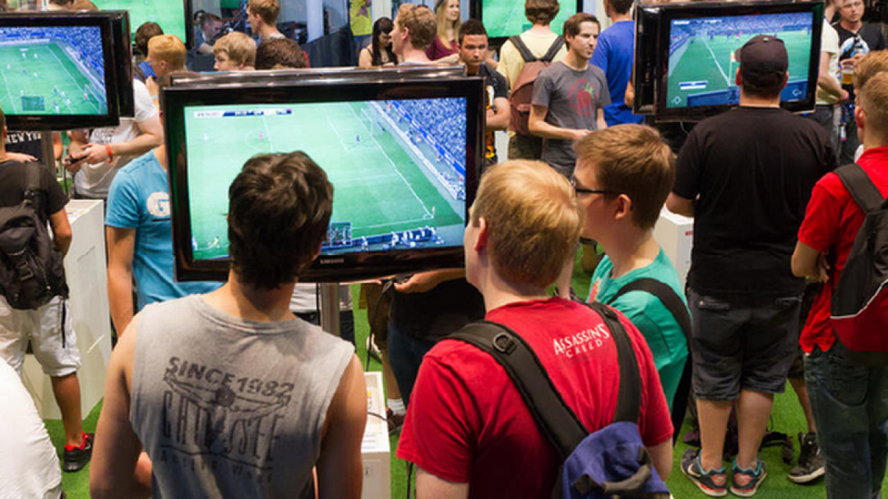 [14/08/2013] Freunde - Alleine ist es auf der Messe nur halb so spaßig. Bringt also Begleitung mit. Idealerweise natürlich ebenfalls Gamer, schließlich wollt ihr die Atmosphäre nicht damit drücken, euch in der Warteschlange über Flüchtlingspolitik zu unterhalten, wenn ihr eigentlich lieber über Fallout 4 quatschen wollt.