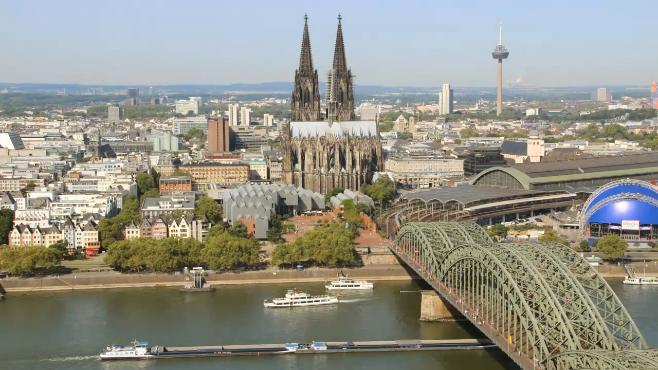 [14/08/2013] Den Kölner Dom besichtigen - falls ihr es noch nicht getan habt. Die Besichtigung von Weltkulturerbe sollte man sich nicht entgehen lassen und in knapp einhundert Meter Höhe habt ihr eine sagenhafte Aussicht auf die gesamte Stadt. Und nein, die Bude hat keinen Aufzug, nur eine enge Wendeltreppe nach oben.