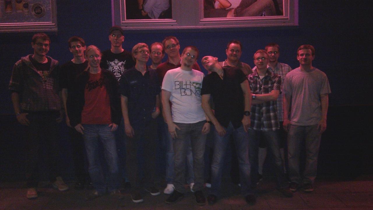 [14/08/2013] Community-Mitglieder treffen - Die Mitglieder unserer Communities nutzen die GamesCom gern als Anlass, sich abseits der Foren auch mal persönlich zu treffen. Schließlich liest man sich teilweise schon seit Jahren. Hier im Bild: diverse Mitglieder von Videogameszone.