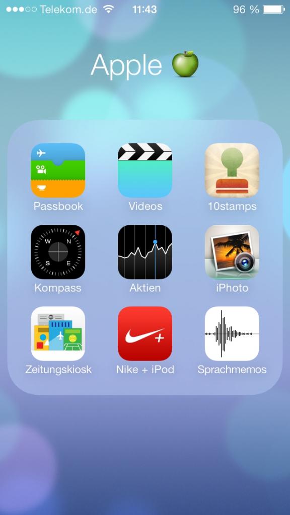 [20/09/2013] iOS7 im Test: Ordner können nun mehrere Seiten haben und erscheinen transparent.