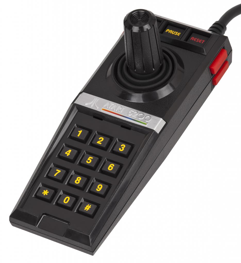 [31/10/2013] Böse Zungen munkeln, dass Nintendo den üblichen Schwierigkeitsgrad bei den Videospielen der 80er Jahre künstlich anheben wollte und deshalb den Atari 5200 Controller in all seiner Pracht entwickelte. Die Idee des Analog-Sticks war zwar nicht neu, aber immerhin schon mal richtig, nur leider ließ dessen Funktionalität mehr als zu wünschen übrig.