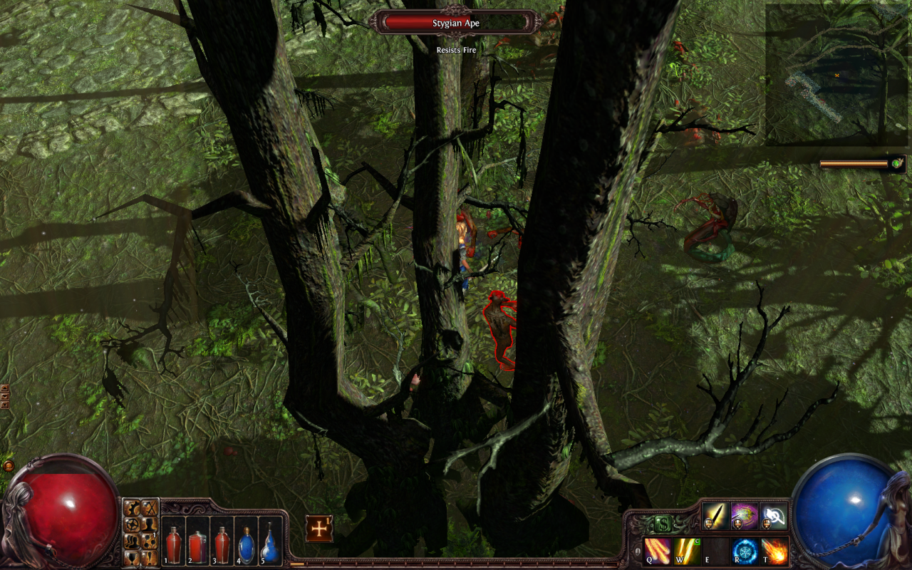 [31/10/2013] Path of Exile im Test: Objekte wie etwa hier die Bäume, blendet das Spiel nicht aus, wenn sich unsere Figur dahinter befindet. Solche Fehlerchen behindern den Kampf.
