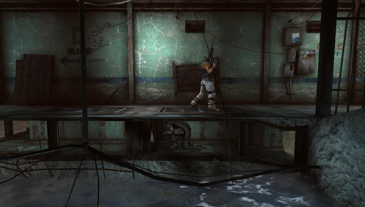 [28/10/2013] PS Vita: Durch Gitter im Boden schleicht sich Batman an seine Ziele heran.