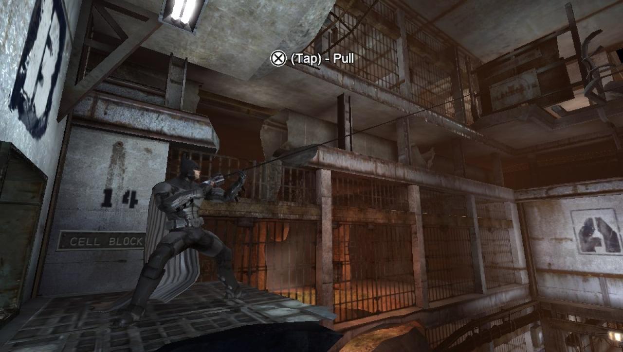 [28/10/2013] PS Vita: Mit Gadgets wie der Seilkanone öffnet Batman neue Levelbereiche - das kennt man aus früheren Arkham-Spielen.