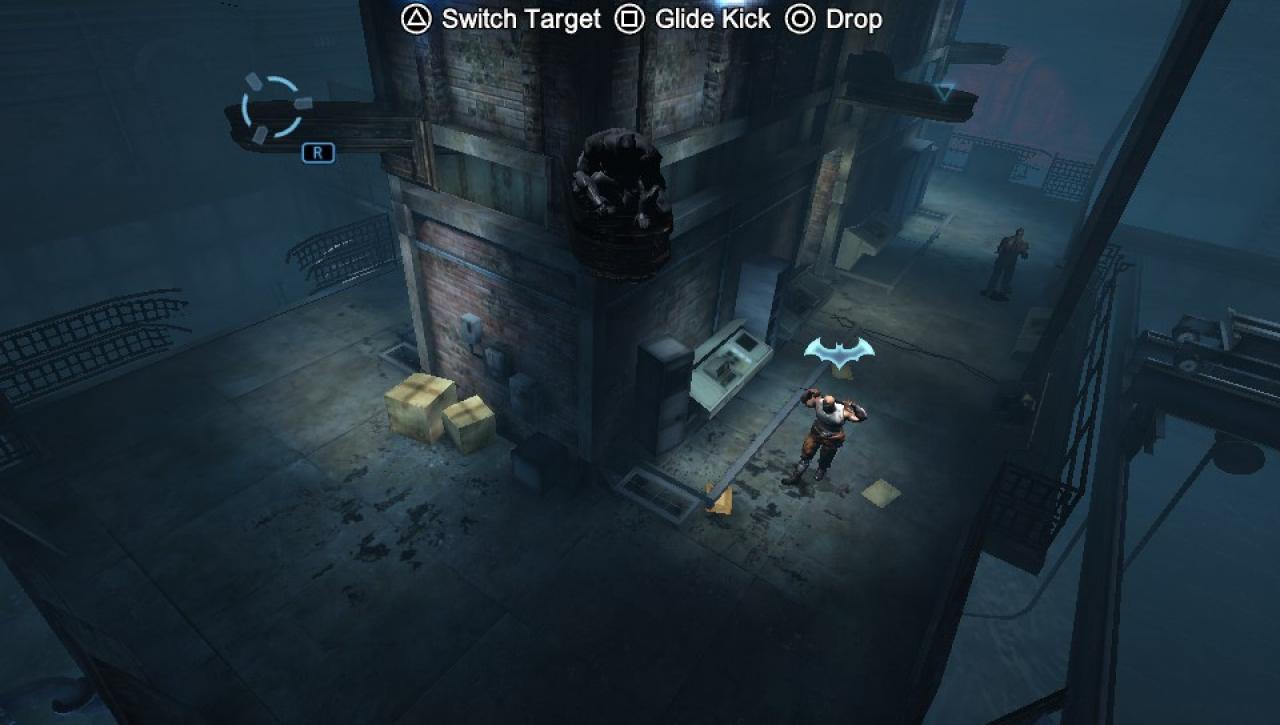 [28/10/2013] PS Vita: Batman hat sich auf einem Wasserspeier in Stellung gebracht, lauert einem Gegner auf. Eine der wenigen Stellen im Spiel, in denen ein Spielgefühl wie in den großen Arkham-Spielen aufkommt.