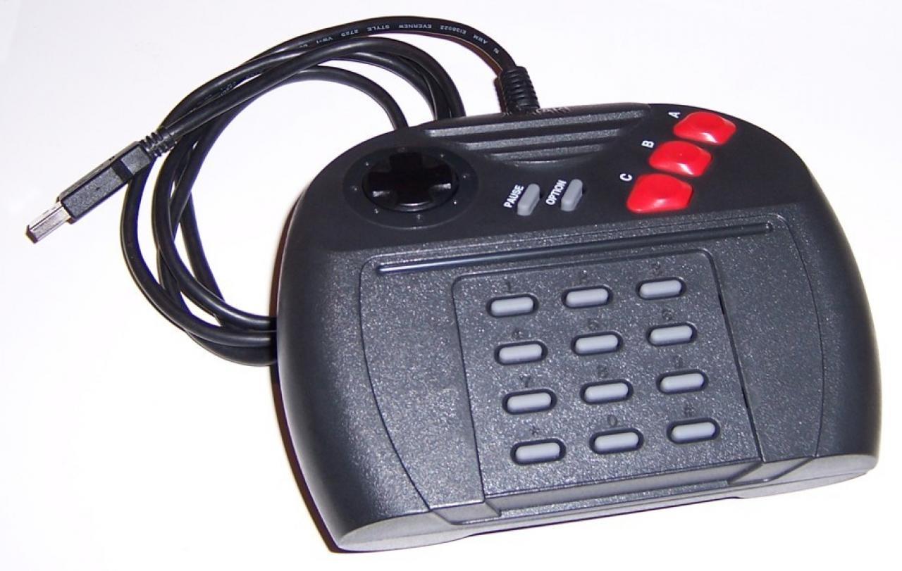 [31/10/2013] Das Jaguar Pad ist wahrlich ein Verbrechen und zudem zu einer Zeit entstanden, wo man es eigentlich hätte besser wissen müssen. Die 64bit-Konsole von Atari trumpfte nicht nur als absoluter kommerzieller Flop auf, sondern kam auch gleich noch mit einem unglaublich klobigen Controller in Begleitung. Was sich das Genie hinter dem Jaguar Pad gedacht hat, bleibt nur zu erahnen. Neben dem furchtbar unergonomischen Design verlor das Monstrum auch bei jeder Kleinigkeit die Steckerverbindung.