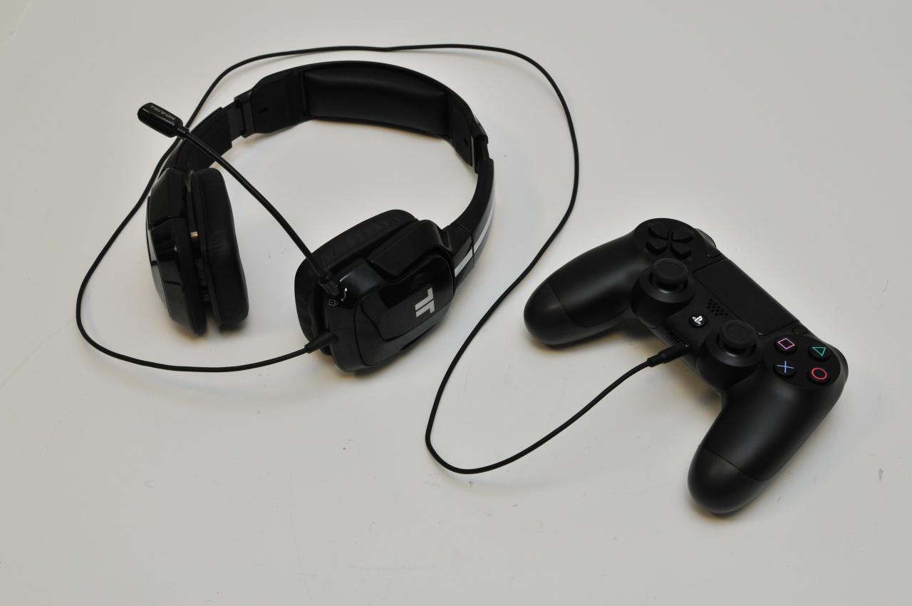 [21/11/2013] Viele Gaming-Headsets lassen sich problemlos an den Dualshock 4 anschließen, etwa dieses Tritton-Modell, das eigentlich für PS Vita gedacht ist.